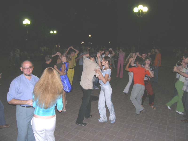 ������-�� ��� ������ ��� ���� birthday dance � ���������� �����������. �� ������-�� ����� ������������� REM'� � ��� ������ ���� ���������� ���� �����...